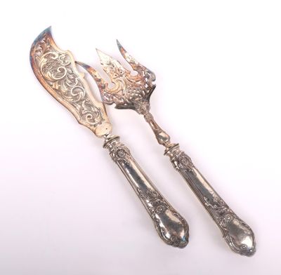deux fourchettes et cuillères ornées de motifs décoratifs, posées sur un fond blanc