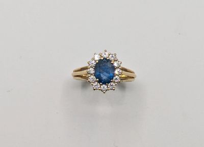 une bague à grappes de saphirs et de diamants