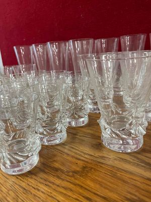 beaucoup de verres posés sur une table en bois