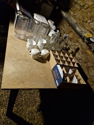 une table sur laquelle sont posées des tasses, dans l'obscurité