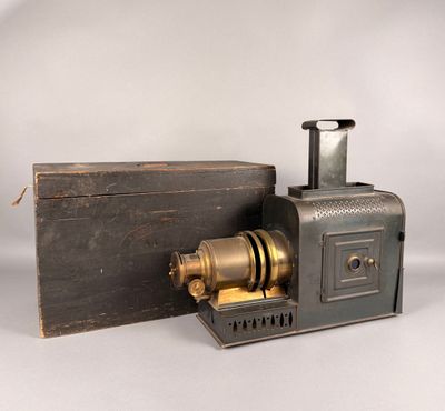 une vieille locomotive à vapeur posée à côté d'une caisse en bois