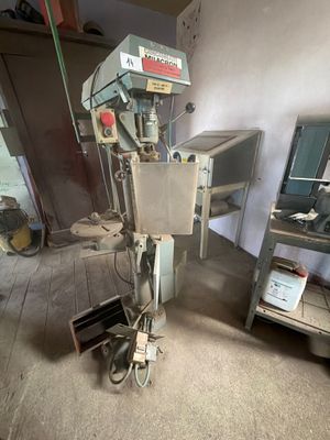 une machine placée au milieu d'une pièce