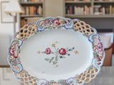 une assiette avec un motif floral sur une table