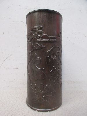 un vase brun posé sur une surface blanche