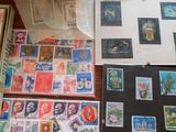 de nombreux types de timbres sur la table