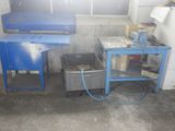 une photo d'une pièce avec un établi bleu et une table de travail bleue