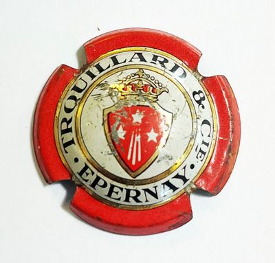un insigne rouge et blanc orné d'une couronne