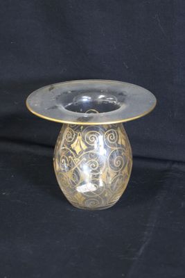 un vase argenté et doré sur fond noir