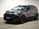 Le SUV gris est garé dans un garage dont le sol est à carreaux.