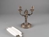 un candélabre en argent à trois bougies et un bougeoir