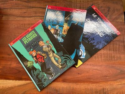 deux livres posés l'un à côté de l'autre sur une table en bois