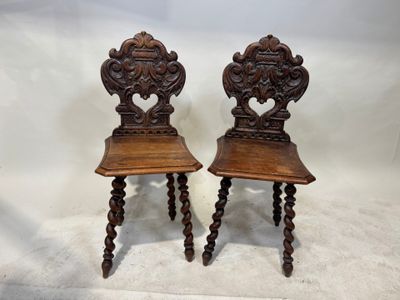 paire de chaises anciennes en bois sculpté, avec dossier et pieds sculptés