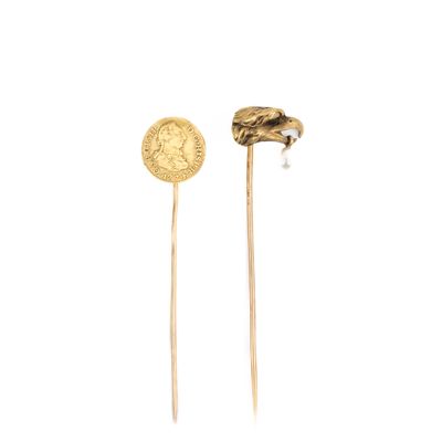 paire de boucles d'oreilles plaquées or, ornées d'une pièce d'or fixée à une tige