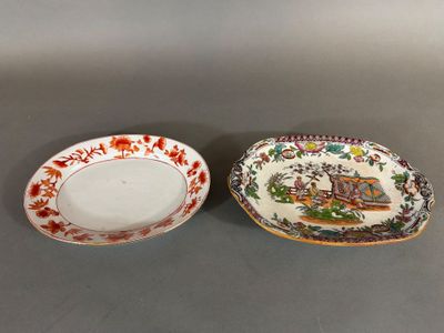 deux assiettes ornées de motifs différents, posées sur une table