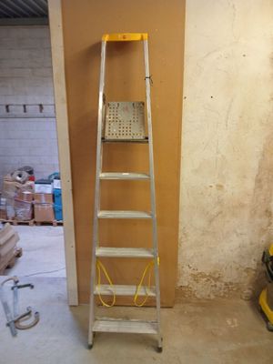 une échelle adossée au mur d'une pièce