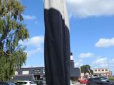 une planche de surf posée au milieu d'un parking