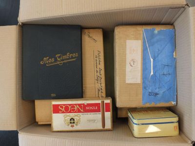 une boîte remplie de livres et une boîte sur laquelle se trouve un livre