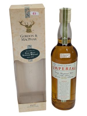une bouteille de whisky Rumperial à côté d'un carton