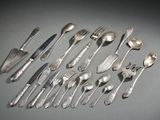 beaucoup de cuillères et de fourchettes sur la table