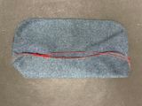 un sac gris avec un cordon rouge