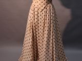 l'image d'une robe de femme sur un mannequin