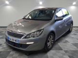 la voiture argentée est garée dans le garage sur le sol en damier