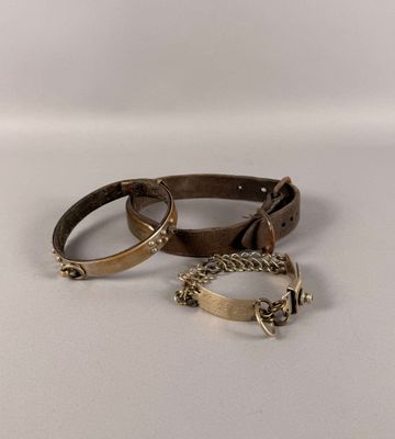 trois bracelets différents, munis de chaînes, posés sur une surface blanche