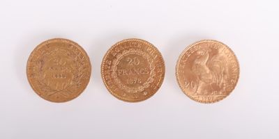 trois types de pièces différents sur une surface blanche