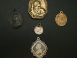 Plusieurs types de médailles sont exposés sur un fond noir