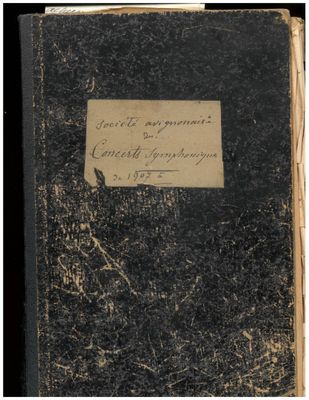 un vieux livre écrit posé sur une table