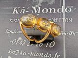 une paire de lunettes posée sur une plaque en verre