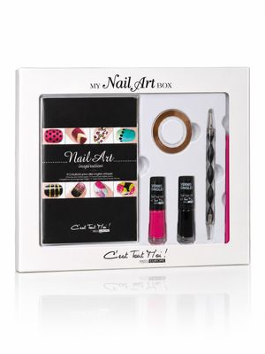 Le coffret de manucure contient un pinceau à ongles, du vernis à ongles et une lime à ongles.