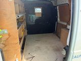 une photo d'une camionnette dont la porte est ouverte