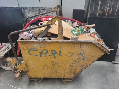 une benne pleine de bric-à-brac qui traîne dans un garage