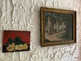 deux tableaux accrochés au mur l'un à côté de l'autre
