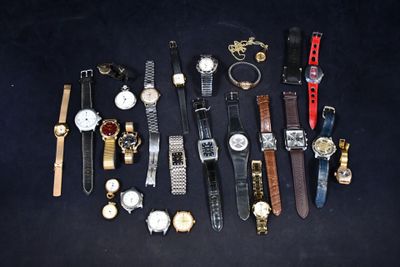 un grand nombre de montres posées sur une table