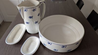 un pichet, un saladier et une cuillère posés sur une table