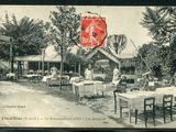 une vieille photo d'un restaurant avec des tables et des chaises