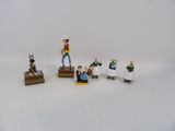 cinq figurines représentant un homme et une femme assis sur un banc
