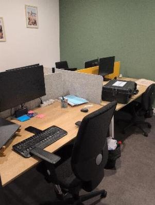 1 caisson blanc 1 écran Acer 1 écran HP