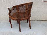 une chaise en bois posée sur le trottoir