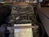 une vieille voiture qui prend la poussière dans un garage