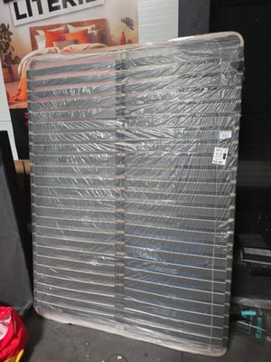 un matelas emballé dans du plastique