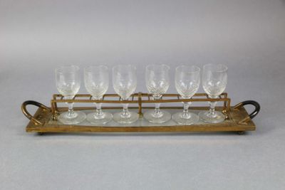 un plateau posé sur une table, sur lequel se trouvent des verres à vin