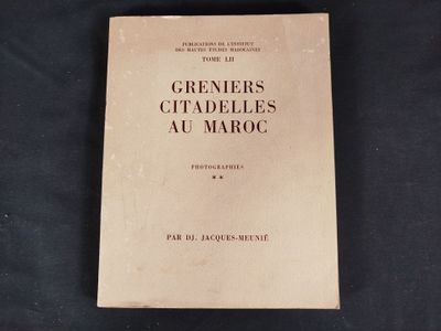 un livre posé sur un tissu noir, sur fond noir