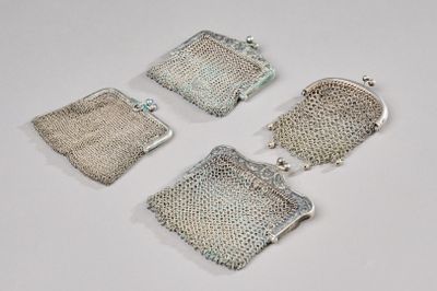 trois pochettes en maille argentée posées sur un fond blanc