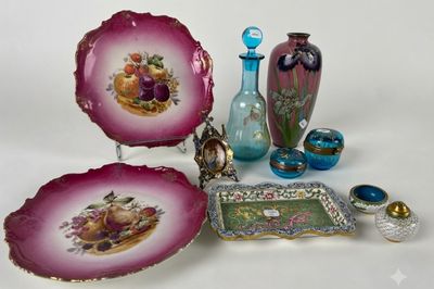 de nombreuses œuvres d'art différentes exposées sur la table