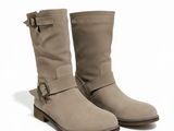 une photo d'une paire de bottes munies de boucles