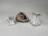 trois pièces de porcelaine ornées de motifs bleus et blancs