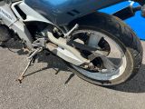 une moto garée sur le côté de la route